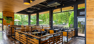 広大な敷地の屋外ドッグラン